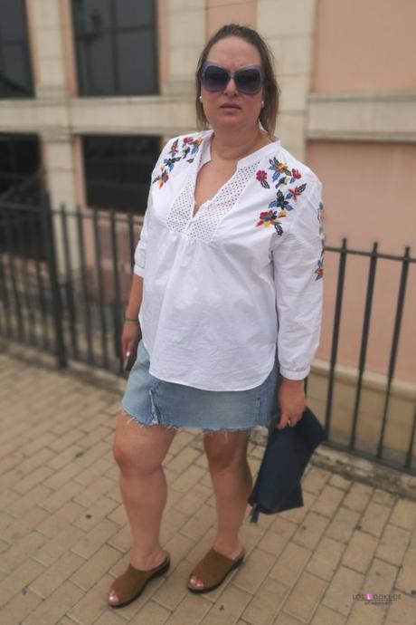 look talla grande curvy con Blue Sunglasses de primark y falda vaquera de H&M con camisa de flores de violeta by mango outfit gafas de sol azules