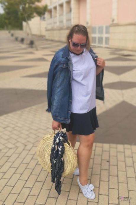 look talla grande curvy con vestido de rayas con manga farol de primark sneakers blancas con capazo redondo mimbre y chaqueta vaquera para un outfit verano