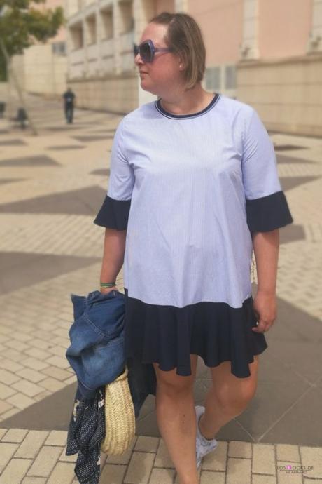 look talla grande curvy con vestido de rayas con manga farol de primark sneakers blancas con capazo redondo mimbre y chaqueta vaquera para un outfit verano