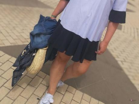 look talla grande curvy con vestido de rayas con manga farol de primark sneakers blancas con capazo redondo mimbre y chaqueta vaquera para un outfit verano