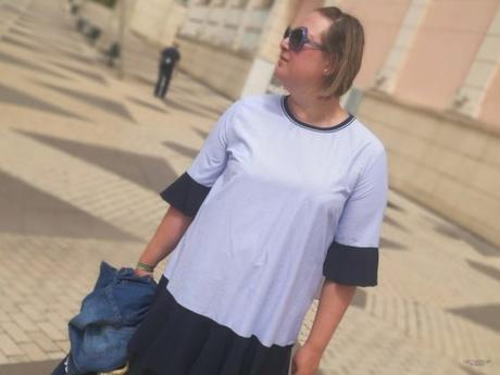 look talla grande curvy con vestido de rayas con manga farol de primark sneakers blancas con capazo redondo mimbre y chaqueta vaquera para un outfit verano