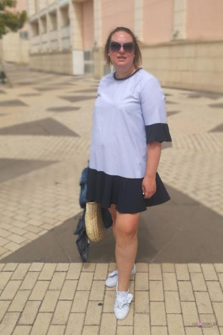 look talla grande curvy con vestido de rayas con manga farol de primark sneakers blancas con capazo redondo mimbre y chaqueta vaquera para un outfit verano