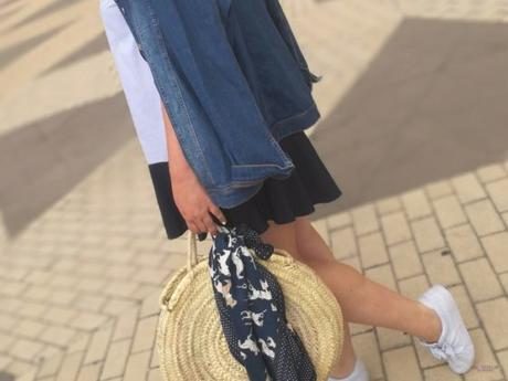 look talla grande curvy con vestido de rayas con manga farol de primark sneakers blancas con capazo redondo mimbre y chaqueta vaquera para un outfit verano