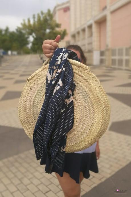 look talla grande curvy con vestido de rayas con manga farol de primark sneakers blancas con capazo redondo mimbre y chaqueta vaquera para un outfit verano