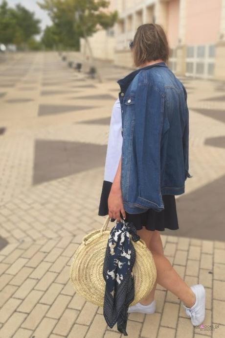 look talla grande curvy con vestido de rayas con manga farol de primark sneakers blancas con capazo redondo mimbre y chaqueta vaquera para un outfit verano