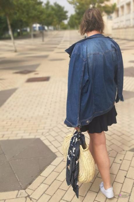 look talla grande curvy con vestido de rayas con manga farol de primark sneakers blancas con capazo redondo mimbre y chaqueta vaquera para un outfit verano