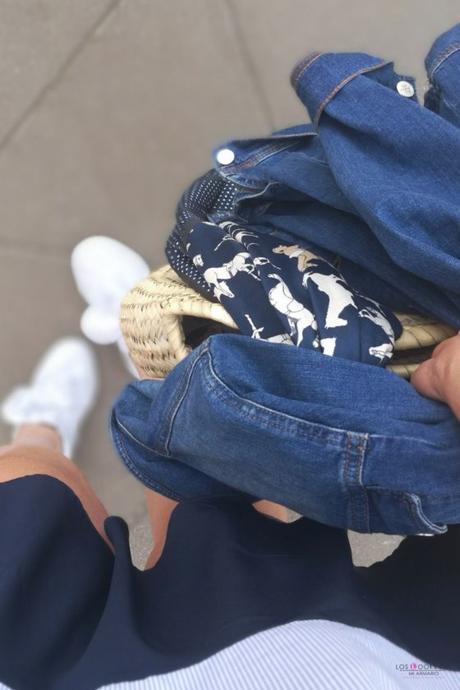 look talla grande curvy con vestido de rayas con manga farol de primark sneakers blancas con capazo redondo mimbre y chaqueta vaquera para un outfit verano