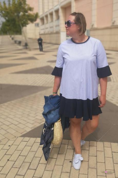 look talla grande curvy con vestido de rayas con manga farol de primark sneakers blancas con capazo redondo mimbre y chaqueta vaquera para un outfit verano