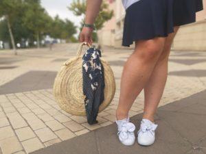 look talla grande curvy con vestido de rayas con manga farol de primark sneakers blancas con capazo redondo mimbre y chaqueta vaquera para un outfit verano