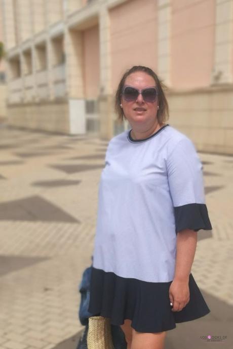 look talla grande curvy con vestido de rayas con manga farol de primark sneakers blancas con capazo redondo mimbre y chaqueta vaquera para un outfit verano