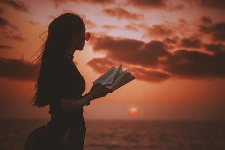 novelas para chicas, chica leyendo, junto al mar
