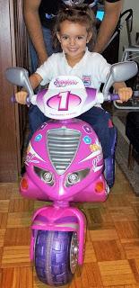 Juguetes para todos: coches eléctricos para niños y niñas, con y sin diversidad funcional.