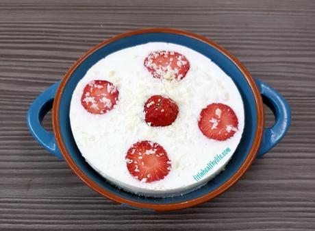 TARTA DE QUESO DE CHOCO BLANCO Y FRESAS TARTA DE QUESO DE CHOCO BLANCO Y FRESAS