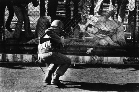 Chili, Santiago, september 1973. In het stadion van Santiago worden tegenstanders van dictator Pinochet geinterneerd. At the footbal stadion of Santiago people are being imprisoned. Foto: Koen Wessing/HH