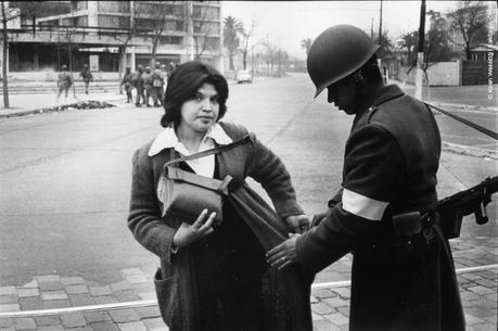 Chili, Santiago september 1973. Vrouw wordt tijdens de coup van september 1973 gefoullieerd door een soldaat. A woman is being searched on the street during the military coup. Foto: Koen Wessing/HH