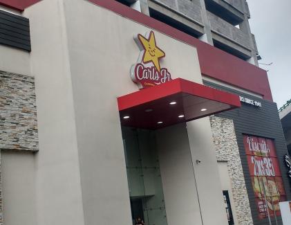 CARL’S JR. Y SUS MANERAS DE HACER MENSOS A SUS CLIENTES