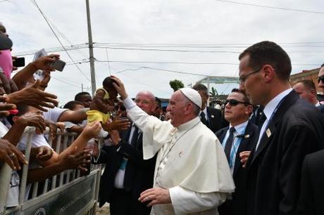 Mira el “Coñazote” que se dio Francisco en su papamóvil #Religiones #Catolicos (VIDEO)
