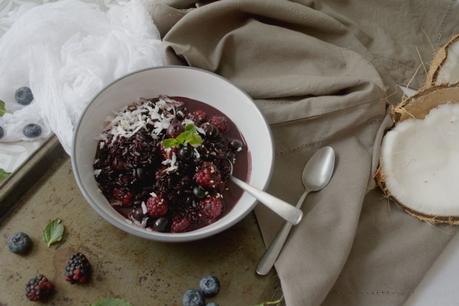 Porridge de arroz negro con arándanos y moras