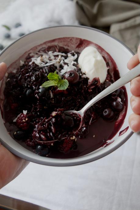 Porridge de arroz negro con arándanos y moras