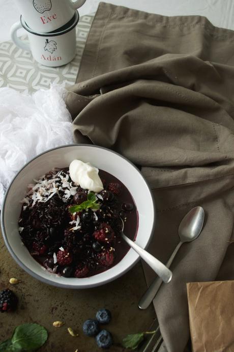 Porridge de arroz negro con arándanos y moras