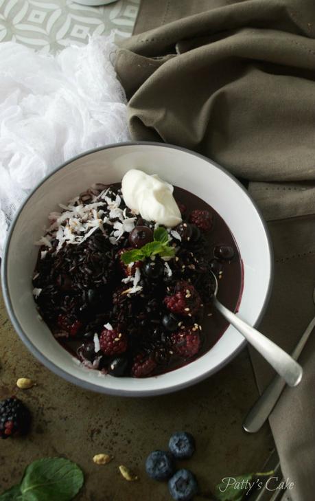 Porridge de arroz negro con arándanos y moras