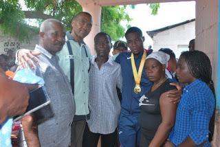 Bateyeros se lanzan a las calles para recibir al nuevo campeón olímpico de Batey 8.
