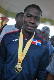 Bateyeros se lanzan a las calles para recibir al nuevo campeón olímpico de Batey 8.