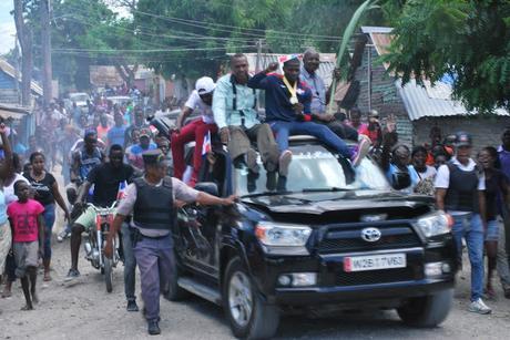 Bateyeros se lanzan a las calles para recibir al nuevo campeón olímpico de Batey 8.