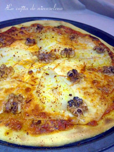 Pizza 4 quesos con nueces y pera al azafran