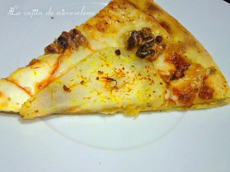 Pizza 4 quesos con nueces y pera al azafran