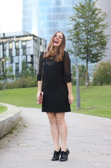 Outfit para el trabajo con vestido negro