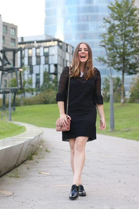 Outfit para el trabajo con vestido negro