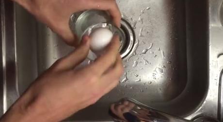 ¡Cómo pelar un huevo duro en sólo 3 segundos!