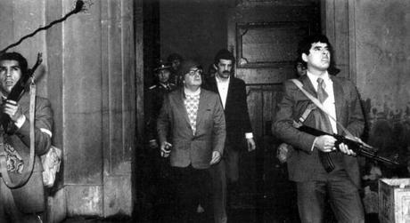 Última imagen del presidente chileno Salvador Allende, en el exterior del Palacio de La Moneda, acompañado del Grupo de Amigos del Presidente (GAP), su servicio de guardia personal, durante el golpe de Estado el 11 de septiembre de 1973 (Corbis: Horacio Olivares©)