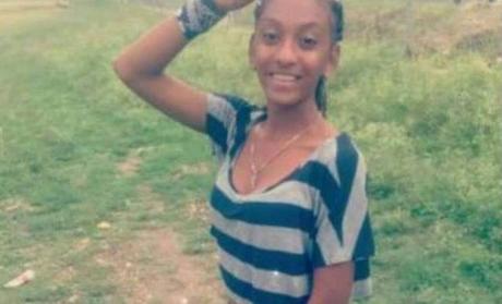 Corrientazo mata joven usaba celular conectado a energía.