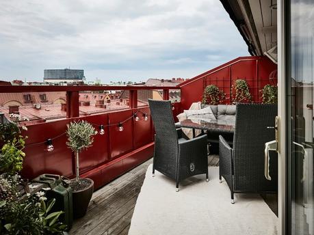 vigas en el techo salon chimenea ladrillo visto estufa de leña estilo nórdico decoración terrazas decoración áticos cenas en la terraza atico escandinavo 