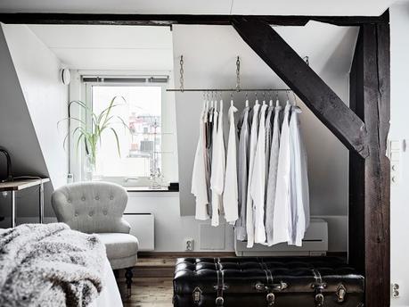 vigas en el techo salon chimenea ladrillo visto estufa de leña estilo nórdico decoración terrazas decoración áticos cenas en la terraza atico escandinavo 