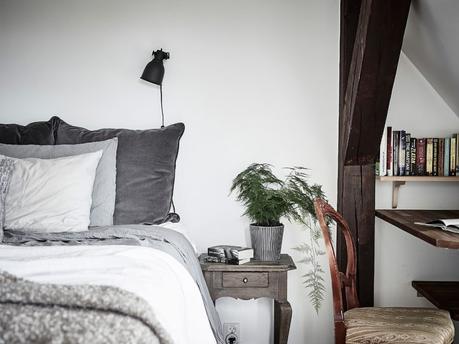 vigas en el techo salon chimenea ladrillo visto estufa de leña estilo nórdico decoración terrazas decoración áticos cenas en la terraza atico escandinavo 