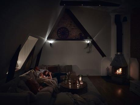 vigas en el techo salon chimenea ladrillo visto estufa de leña estilo nórdico decoración terrazas decoración áticos cenas en la terraza atico escandinavo 