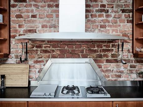 vigas en el techo salon chimenea ladrillo visto estufa de leña estilo nórdico decoración terrazas decoración áticos cenas en la terraza atico escandinavo 