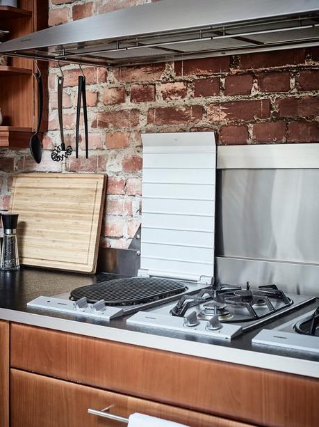 vigas en el techo salon chimenea ladrillo visto estufa de leña estilo nórdico decoración terrazas decoración áticos cenas en la terraza atico escandinavo 