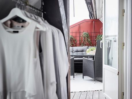 vigas en el techo salon chimenea ladrillo visto estufa de leña estilo nórdico decoración terrazas decoración áticos cenas en la terraza atico escandinavo 