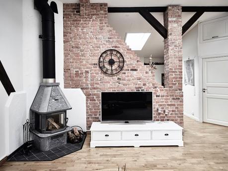 vigas en el techo salon chimenea ladrillo visto estufa de leña estilo nórdico decoración terrazas decoración áticos cenas en la terraza atico escandinavo 