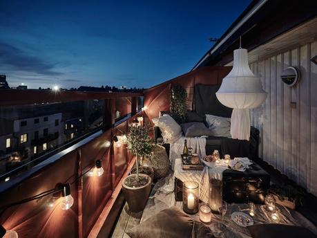 vigas en el techo salon chimenea ladrillo visto estufa de leña estilo nórdico decoración terrazas decoración áticos cenas en la terraza atico escandinavo 