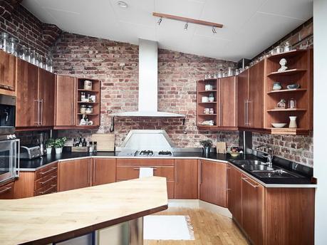 vigas en el techo salon chimenea ladrillo visto estufa de leña estilo nórdico decoración terrazas decoración áticos cenas en la terraza atico escandinavo 