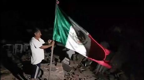 Mexicanos al grito de guerra. Mexicanos al grito de guerra.