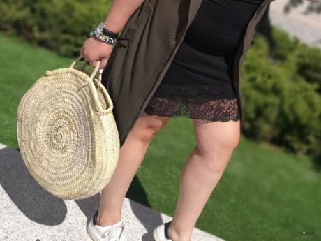 look talla grande curvy con chaleco militar de mango outlet con vestido lencero negro de tirantes y encaje con sneakers y capazo redondo outfit verano