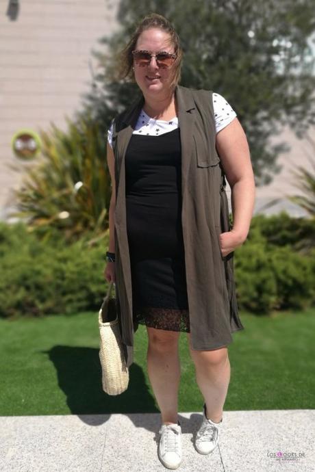 look talla grande curvy con chaleco militar de mango outlet con vestido lencero negro de tirantes y encaje con sneakers y capazo redondo outfit verano