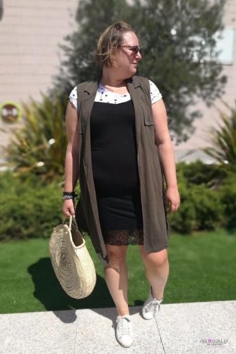 look talla grande curvy con chaleco militar de mango outlet con vestido lencero negro de tirantes y encaje con sneakers y capazo redondo outfit verano