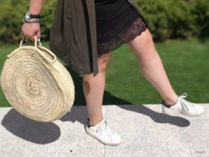 look talla grande curvy con chaleco militar de mango outlet con vestido lencero negro de tirantes y encaje con sneakers y capazo redondo outfit verano